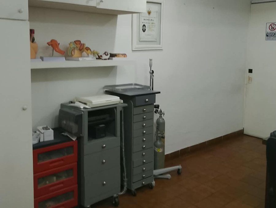 Área de equipo y archivero del consultorio